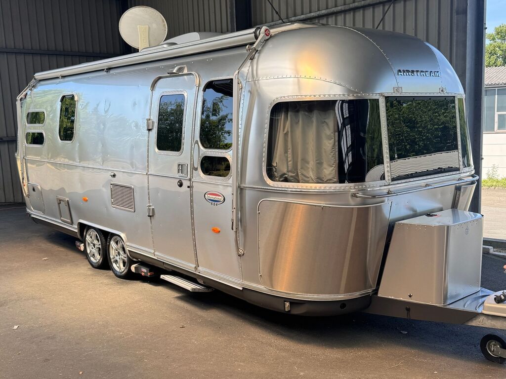 Handaufgetragene Lackpflege für glänzendes Finish